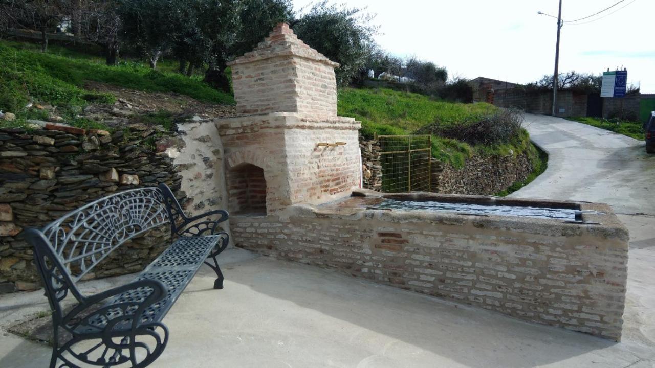 Casa Rural La Colmena Del Geoparque Navatrasierra Kültér fotó